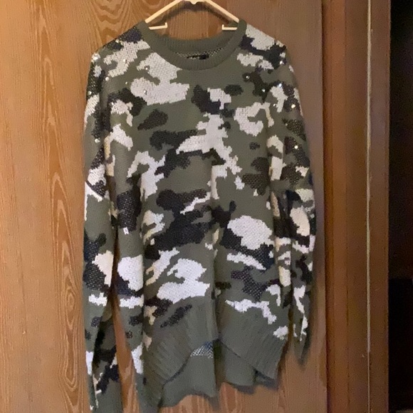 Like new camo sweater - Picture 2 of 4